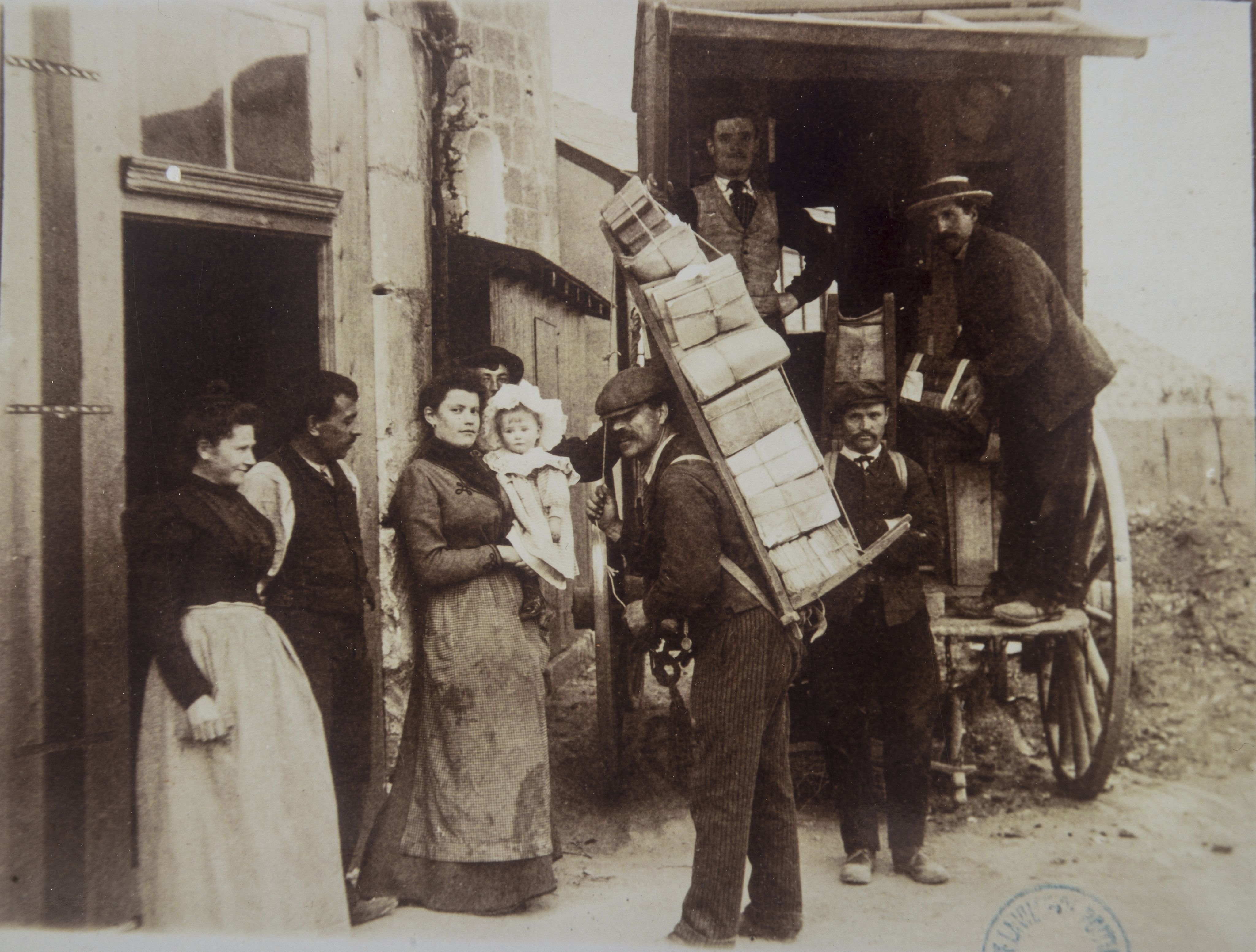 Système de déménagement de bibliothèque. Poitiers, 1900.