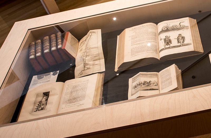 Vitrine de livres anciens